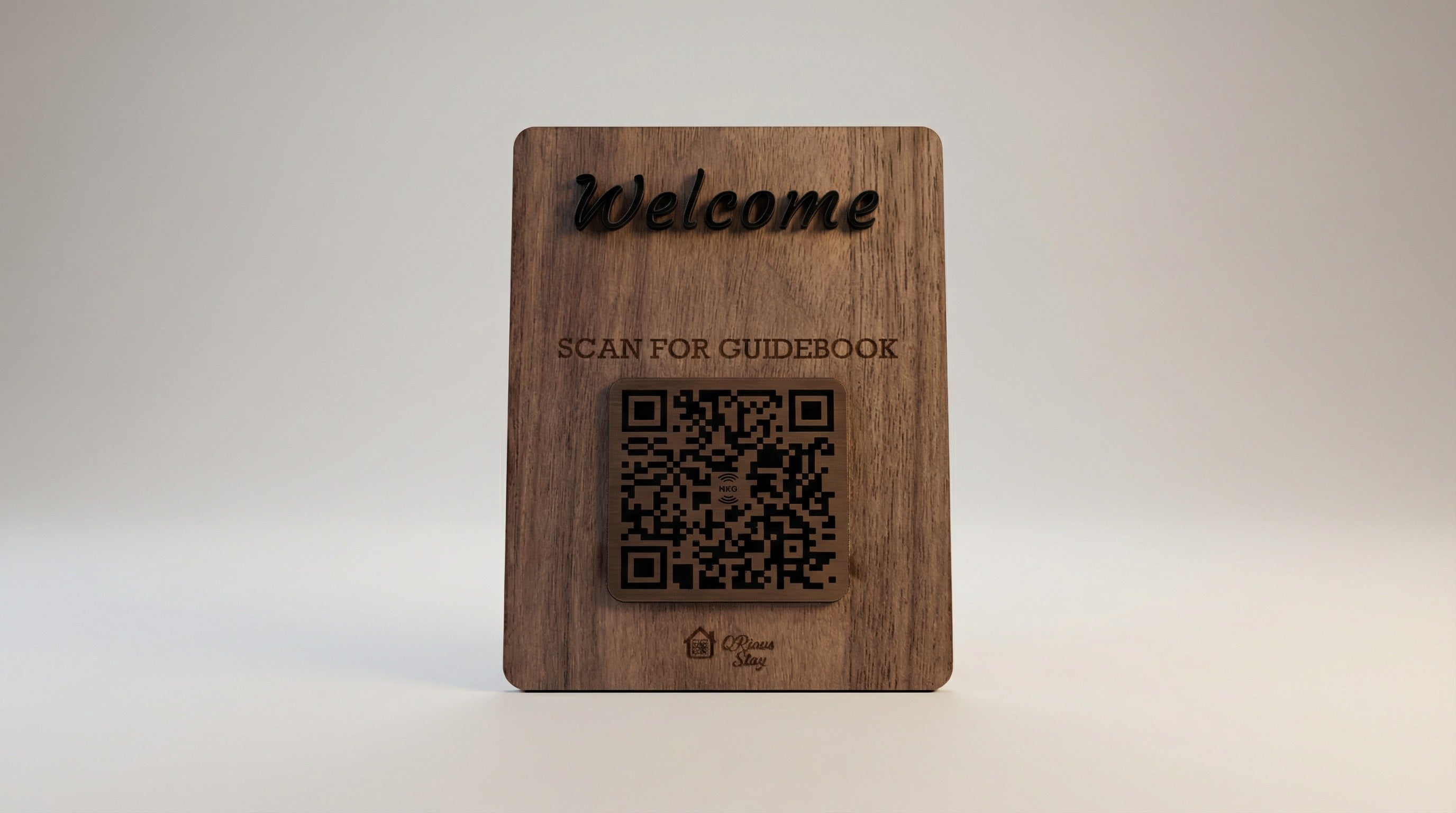 QR-bricka i trä med QR-kod och NFC för Airbnb och hotell