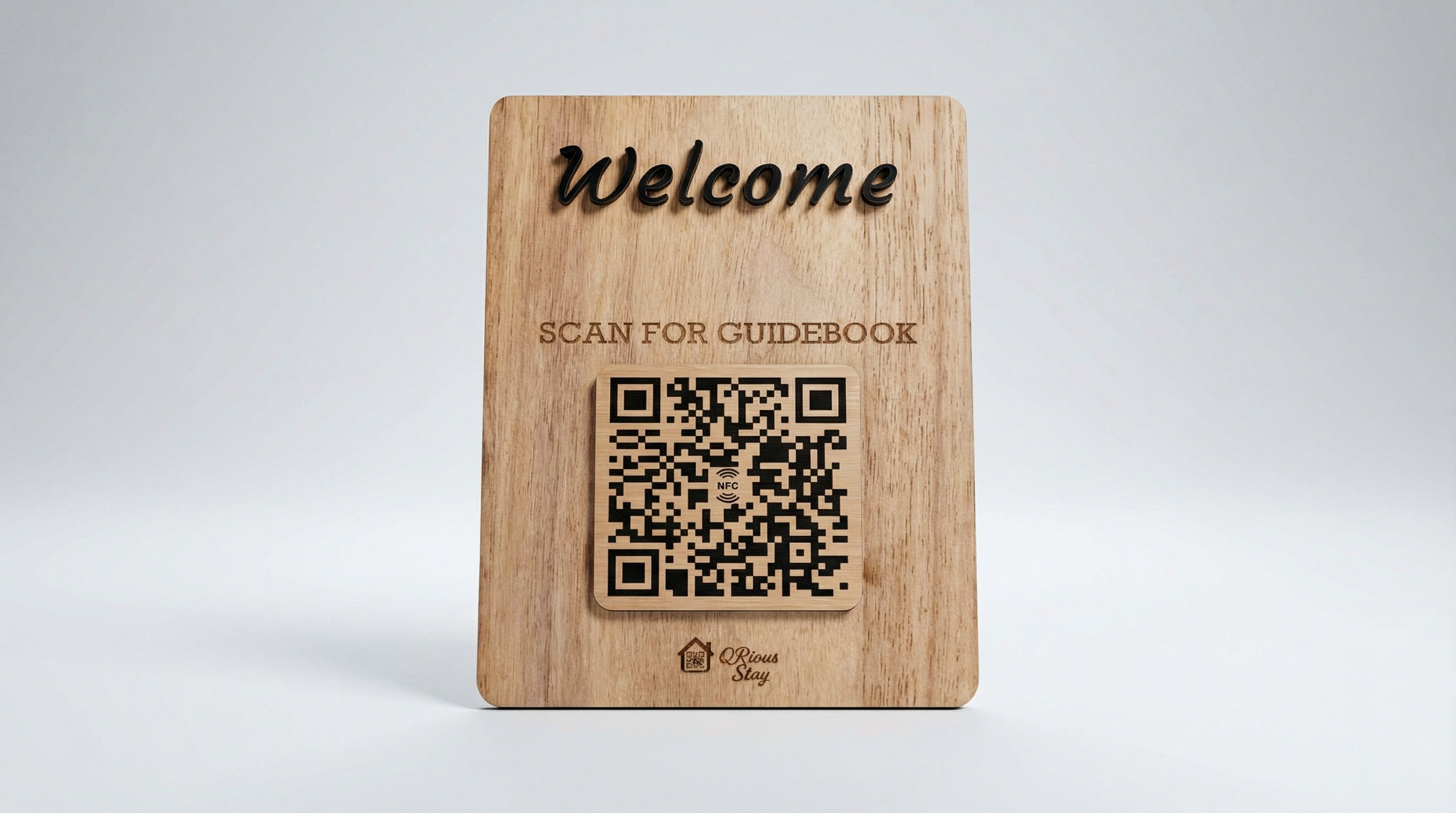 QR-bricka i trä med QR-kod och NFC för Airbnb och hotell