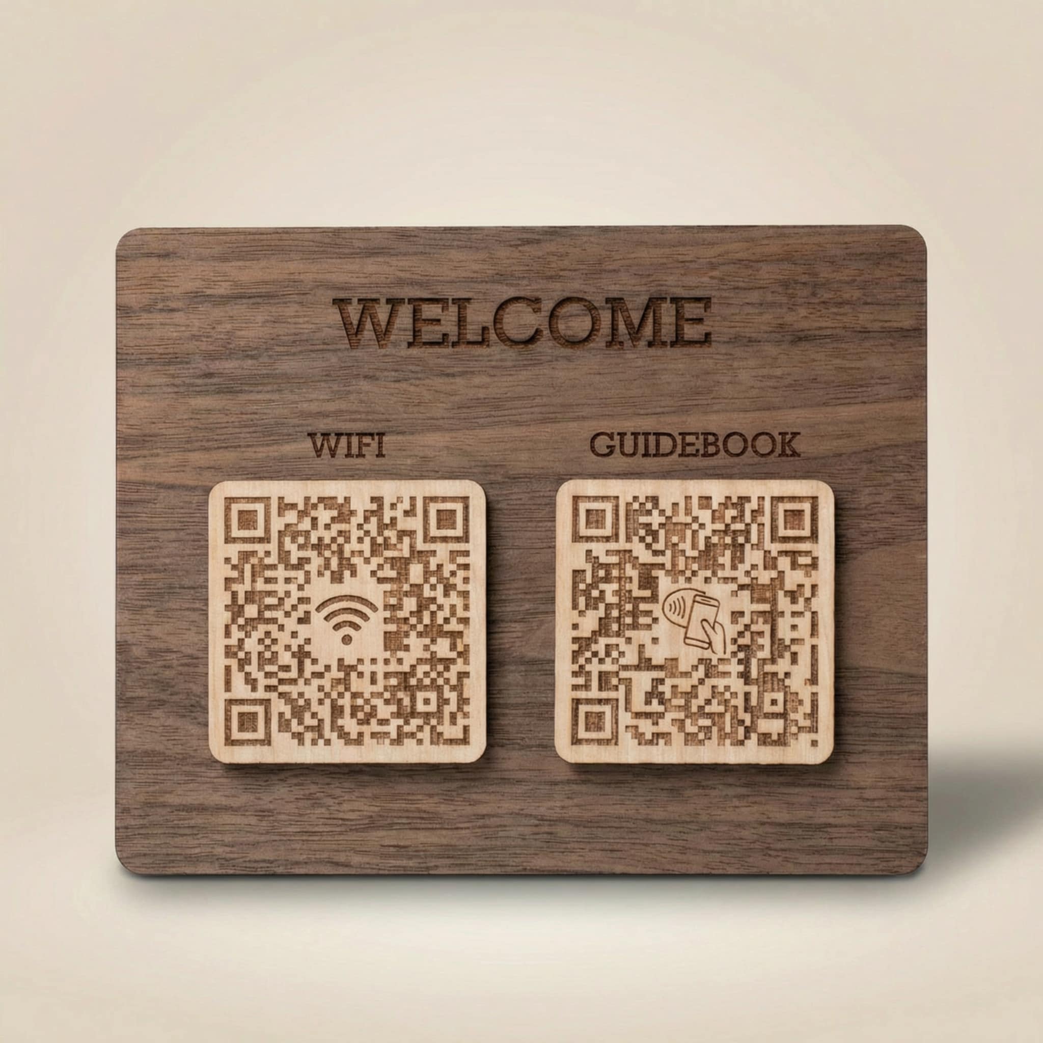 QR-bricka i trä med två QR-koder och NFC. En för WiFi och en för digital gästinformation för hotell och Airbnb.