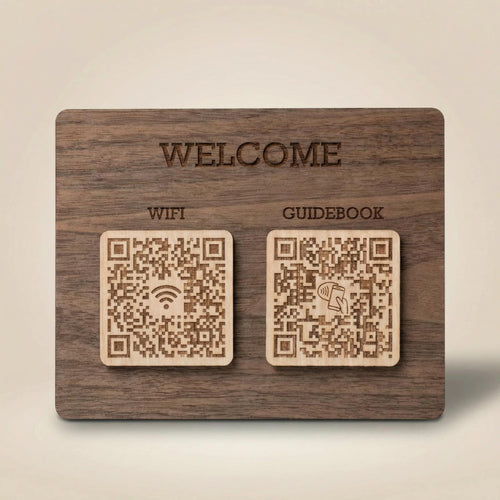 QR-bricka i trä med två QR-koder och NFC. En för WiFi och en för digital gästinformation för hotell och Airbnb.